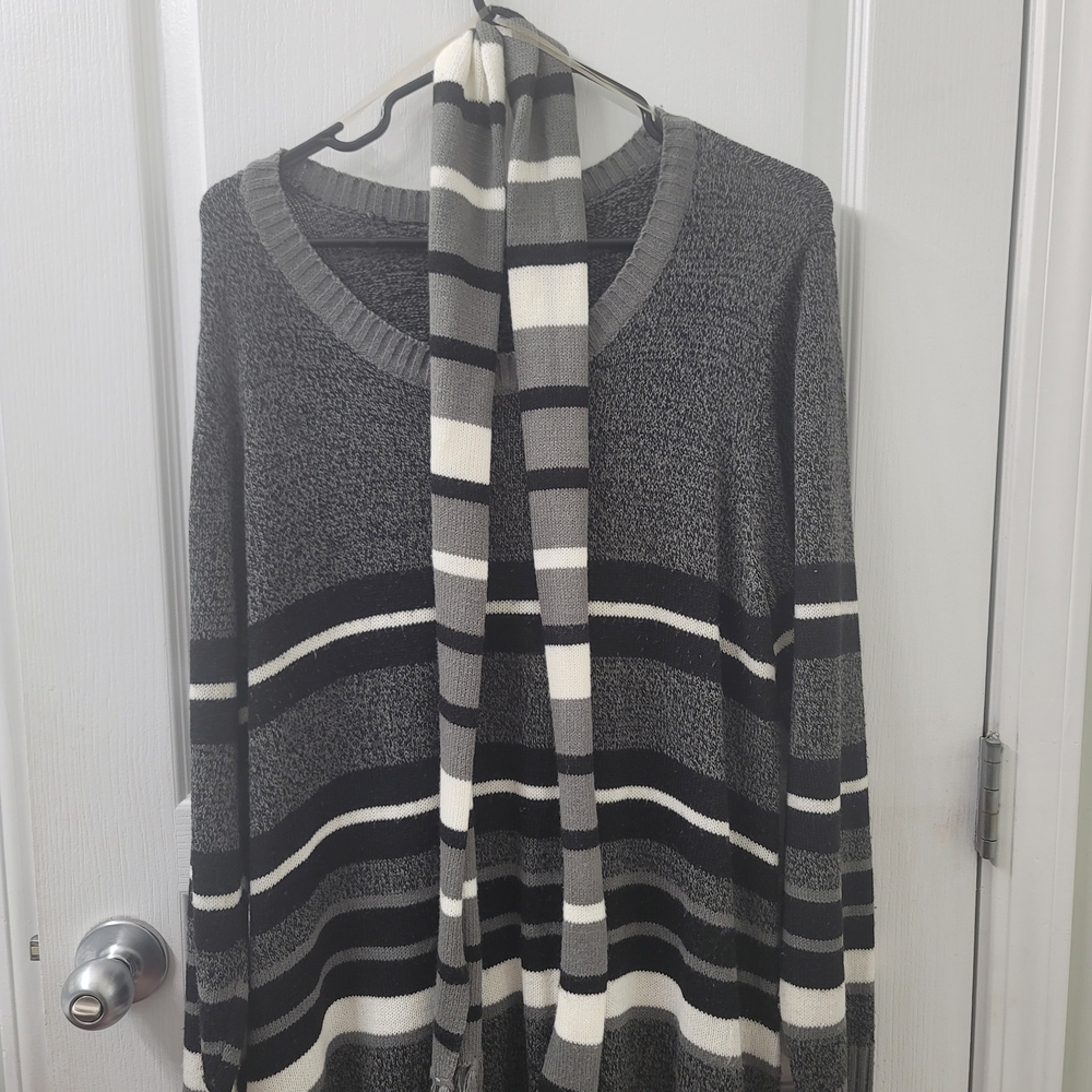 Derek Heart Black and Gray Knit Sweater